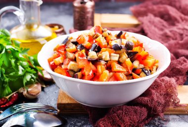 Taze sebze salatası.