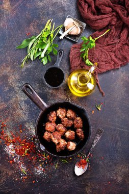 Kızarmış köfte masada