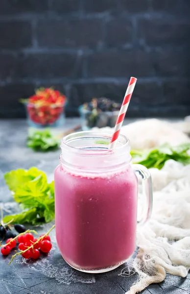 tablo üzerinde meyveleri taze yüzlü