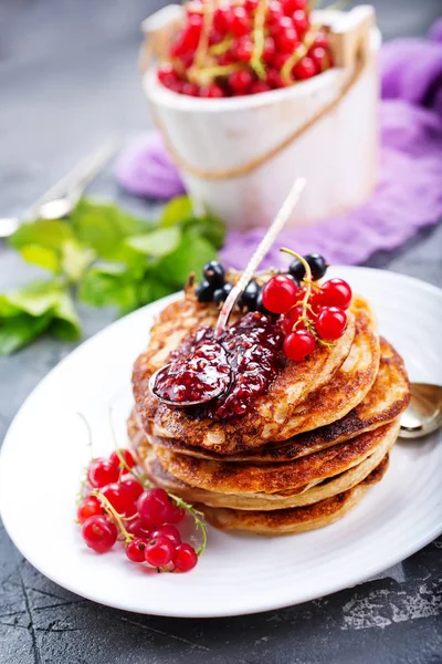 Pannkakor med röda vinbär — Stockfoto