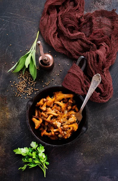 tablo üzerinde kızarmış yağlı mantar