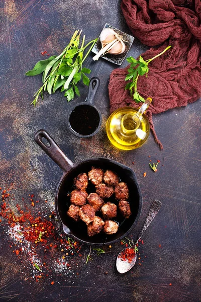 Kızarmış köfte masada