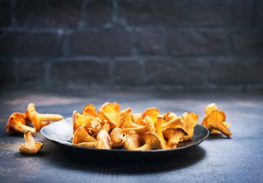 tablo üzerinde ham mantar