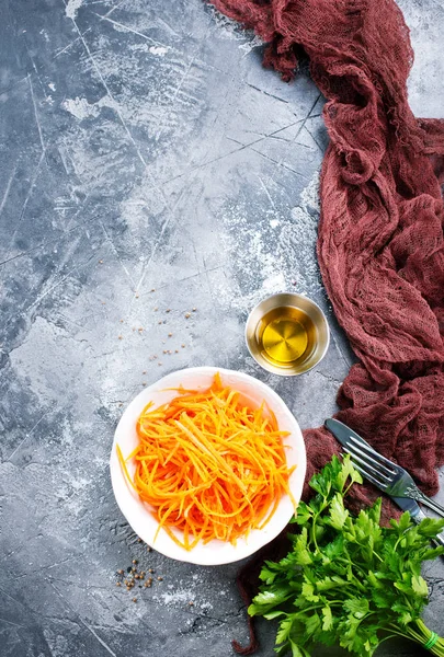 Kabın içinde rendelenmiş havuç  