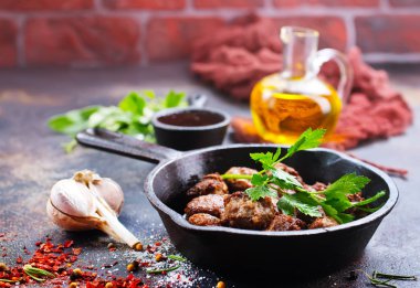 Kızarmış köfte masada