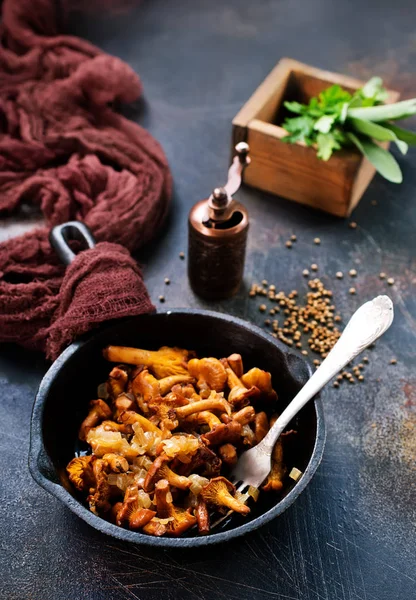 tablo üzerinde kızarmış yağlı mantar