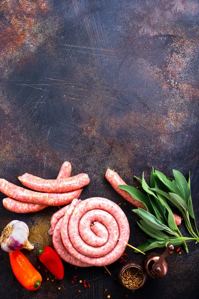 Baharat ile çiğ sosis