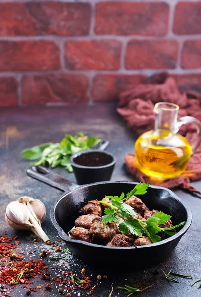 Kızarmış köfte masada