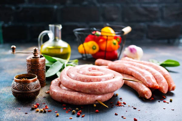 Baharat ile çiğ sosis