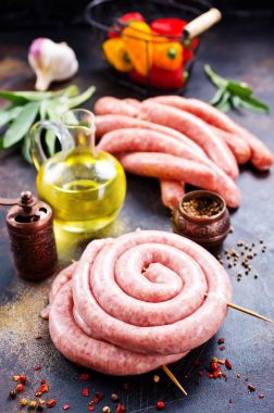 Baharat ile çiğ sosis