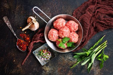 Baharat ile çiğ köfte 