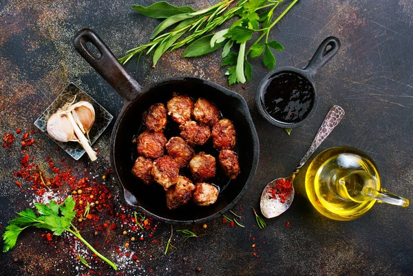 Kızarmış köfte masada