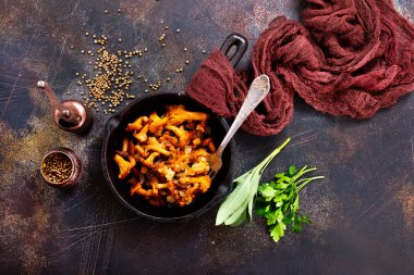 Tavada kızarmış mantar.