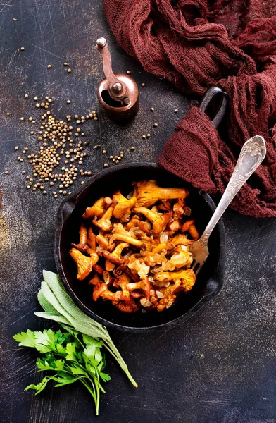 Tavada kızarmış mantar.