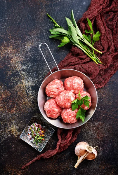 Boulettes de viande crues au sel — Photo