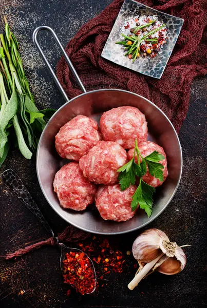 tuz ile çiğ köfte