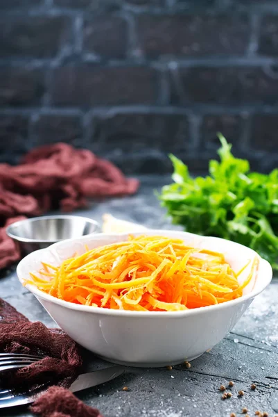 Kabın içinde rendelenmiş havuç  