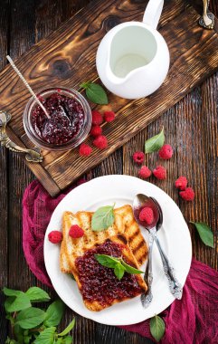 Beyaz tabakta reçelli krep