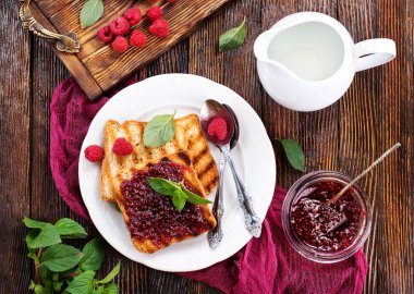 Plaka üzerinde reçelli krep