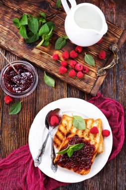 Plaka üzerinde reçelli krep