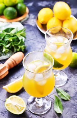 lemonad taş masada bardaklarda