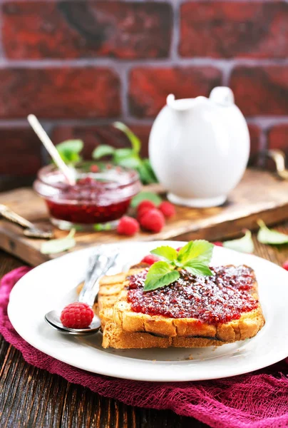 Panqueques con mermelada en plato blanco —  Fotos de Stock