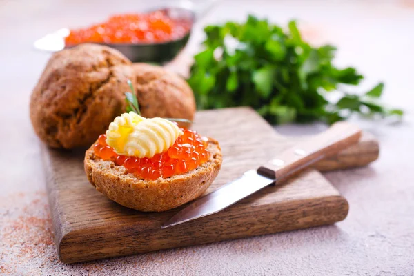 Caviar rojo con pan — Foto de Stock