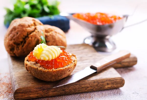 Caviar vermelho com pão — Fotografia de Stock
