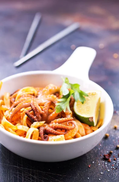 Spaghetty frit aux crevettes — Photo