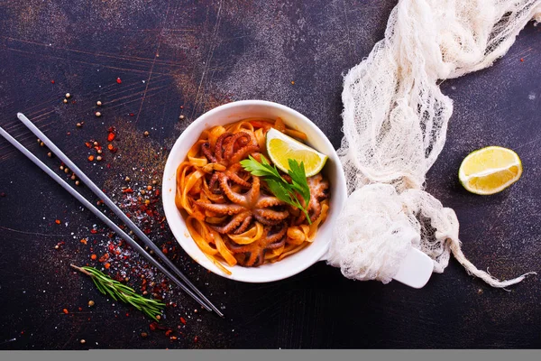 Camarones y especias aromáticas —  Fotos de Stock