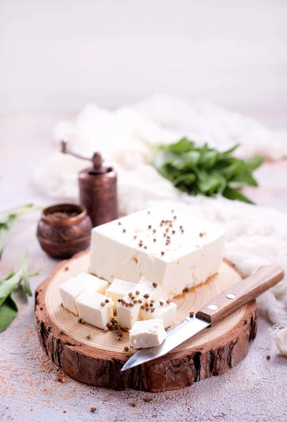 Queso blanco sobre tabla de madera — Foto de Stock