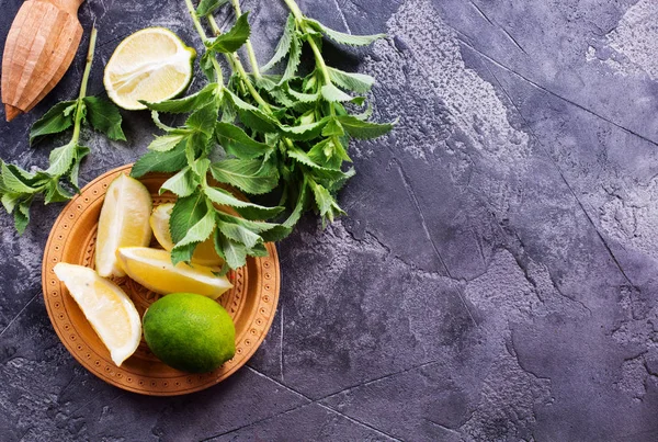 Hojas de menta y lima — Foto de Stock