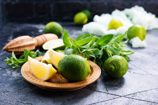 Minzblätter und Limette — Stockfoto