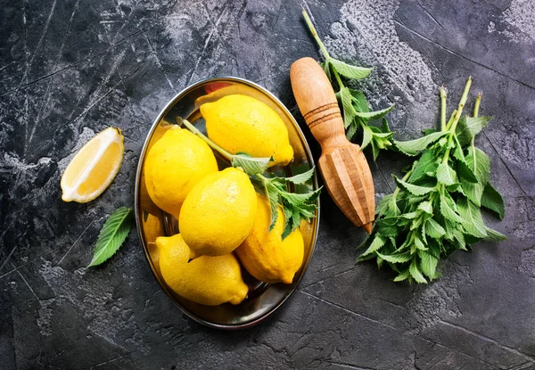 Limones y menta fresca —  Fotos de Stock