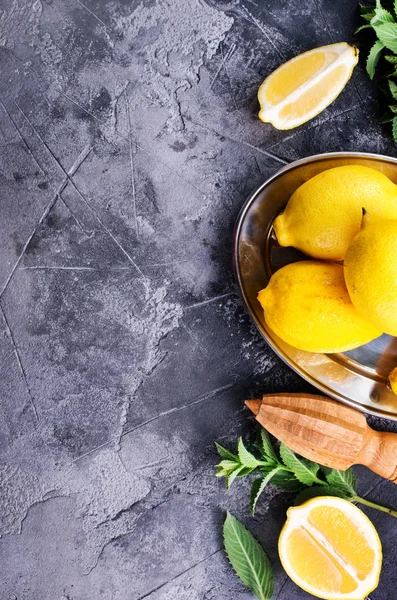 Limones y menta fresca — Foto de Stock