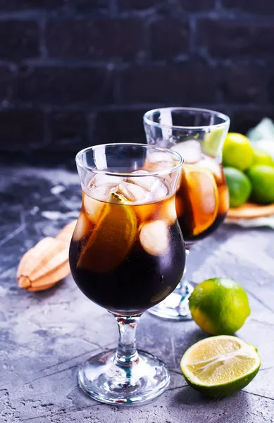 Bevanda alcolica fresca con ghiaccio — Foto Stock
