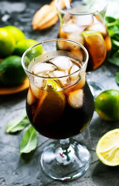 Alcohol drink with fresh mint — Stock Photo, Image