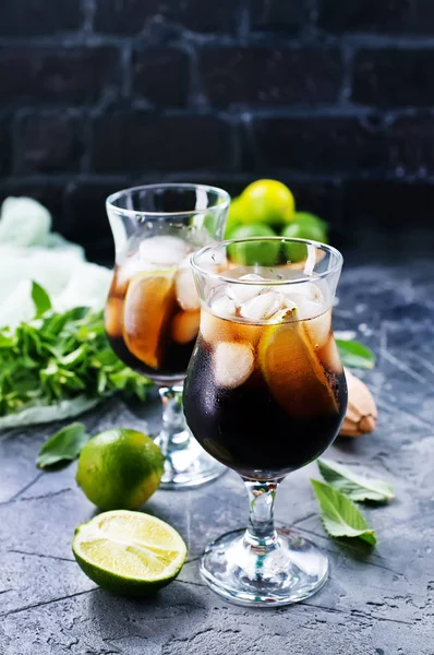 Bevanda alcolica con menta fresca — Foto Stock