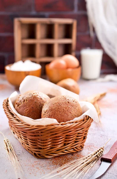 mutfak masasında sepetin içinde ekmek