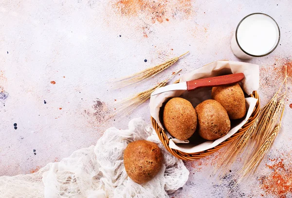 mutfak masasında sepetin içinde ekmek