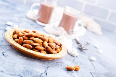 Taş Masa üzerinde kızarmış badem