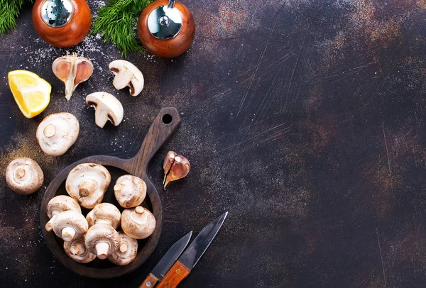 Champignons sur assiette en bois — Photo