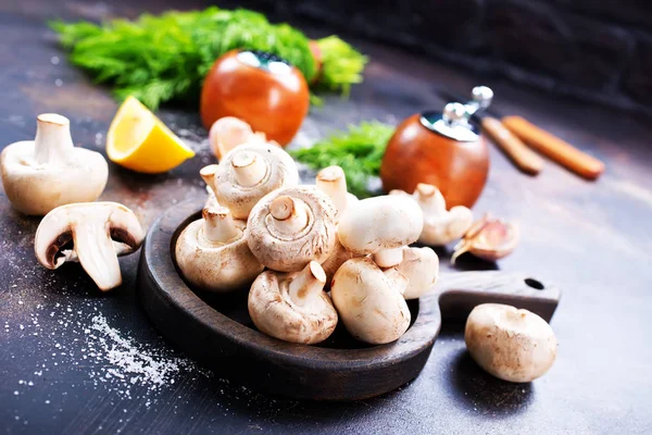 Champignons sur assiette en bois — Photo