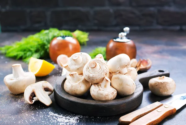 Cogumelos em chapa na cozinha — Fotografia de Stock