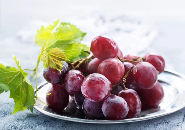 Fresh grape on plate — Stock Photo, Image