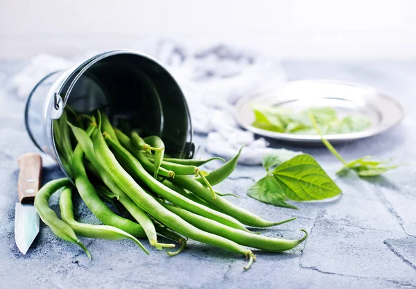 Groene bonen op metalen emmer — Stockfoto