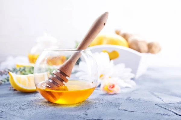 Сладкий мед в стекле — стоковое фото