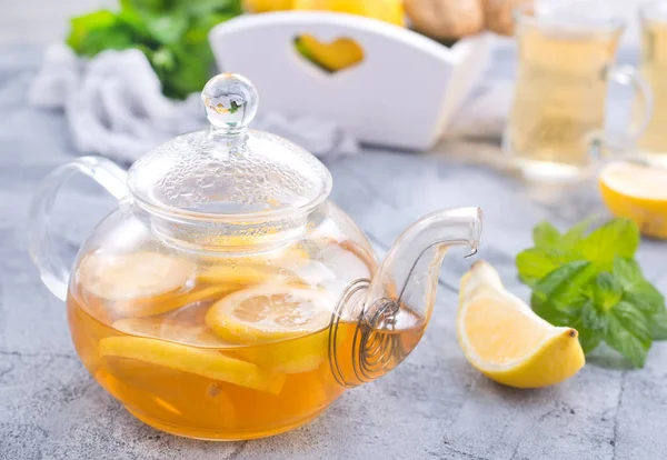 Свежий чай с лимоном — стоковое фото