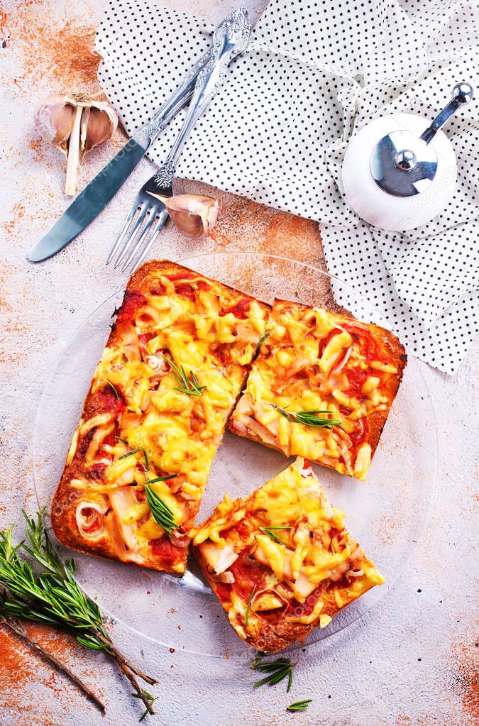 pizza with chicken and tomato