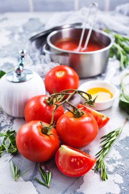 Mutfak masasında taze domatesler